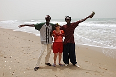 Zwei DJ’s aus Gambia mit Isabella am Strand bei Kafountine