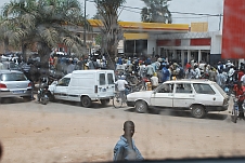 Tumult wegen Benzinknappheit an der Tankstelle in Ziguinchor