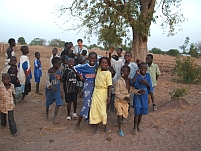 Alle Kinder von Sine Ngayène wollen aufs Foto