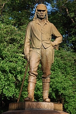 Statue von David Livingstone, dem “Entdecker“ der Fälle