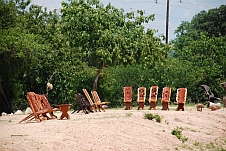 Am Strassenrand werden geschnitzte Stühle und andere Schnitzereien angeboten