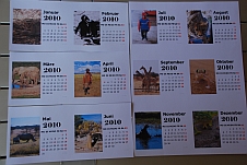 Unser Kalender, der uns jeden Monat daran erinnert, wo wir vor einem Jahr waren, im Rohformat