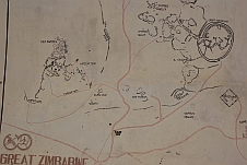 Wir fotografieren die Übersichtstafel von Great Zimbabwe, damit wir einen Plan dabeihaben