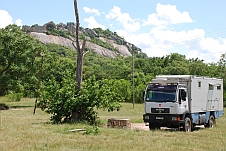 Obelix auf dem Campingplatz vor dem Ruinenhügel