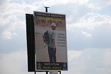 Plakate auf der simbabwischen Seite der Grenze