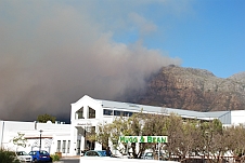 Rauch wird über den Stellenboschberg geblasen
