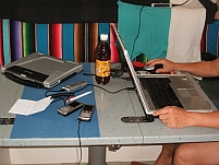 Unser Hi-Tech Büro: Zwei Laptops, zwei Handy und ein Skype Telefon
