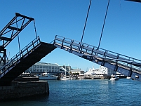 Die Zugbrücke wird für ein Schiff geöffnet