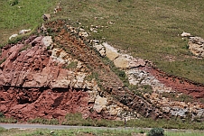 Geologischer Anschaungsunterricht: Magmaband, das in die früher einmal horizontale Schichtung eingeschossen wurde