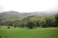 Grau verhangene Drakensberge