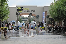 Das Wasserspiel in der angenehmen Irene Village Mall ist ein Spass für die Kinder