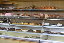Grosse Brot- und Tortenauswahl in der deutschen Bäckerei