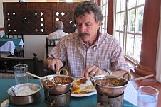 Thomas geniesst das Essen im indischen Restaurant