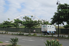 Obelix am Rande des Casino-Parkplatzes, im Hintergrund der Bogen des neuen Stadions