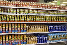 Ein Supermarktgestell voller Schokoladeosterhasen
