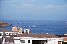 Vor Umhlanga Rocks warten Schiffe auf die Einfahrt in den Hafen von Durban