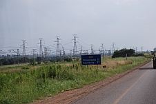 Viele Stromleitungen die Strom vom Kohlekraftwerk bei Vereeniging in den Grossraum Johannesburg bringen