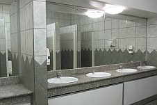 Moderne Waschräume im Bedworth Park Shoppingcenter in Vanderbijlpark