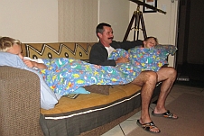Thomas mit Jean-Pierre und Willem auf der Couch beim Fernsehen