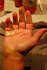 Isabellas Hand mit Spuren der Arbeit