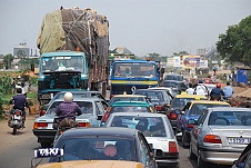 Verkehrschaos bei einem defekten LKW in Lomé