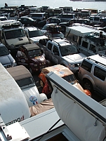 Fahrzeuge warten auf’s Verschiffen auf die Fähre von Genua nach Tunesien