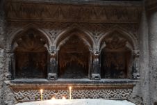 Das Innere von armenischen Klöstern ist eher auf der düsteren Seite