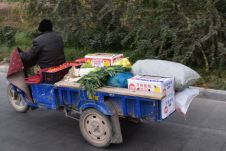 Gemüsehändler mit seiner Motorikscha unterwegs