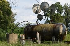 Wassertank mit Satellitenschsseln