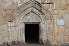 Eingangsportal einer der Kirchen in der Ananuri Festung