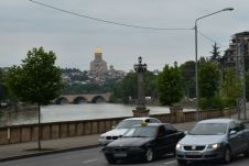 Kura Fluss und die neue Kathedrale in Tiflis