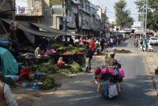 Gemüsehändler besetzen die Hälfte der Fahrbahn in Ajmer