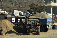 Maximal mit Sand beladene Anhänger von Traktoren