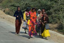 Frauen für einmal ohne schwere Lasten zu Fuss unterwegs