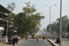 Damit es nicht zu einfach wird: Gesperrte Brücke in Jhansi