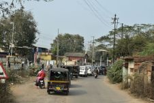 Zivilisierte Kolonne vor dem zweiten Bahnübergang in Jhansi