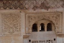 Wunderschöne Reliefarbeiten im Raj Mahal