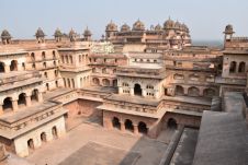 Im Raj Mahal, dahinter die Kuppeln des Jahangir Mahal