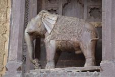 Elefantenstatue am Jahangir Mahal