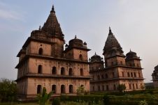 Die Chhatris genannten Mausoleen