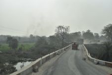 Single-Lane-Brücke über einen Zufluss des Betwa