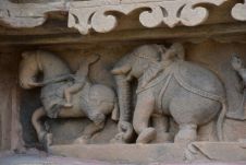 Elefanten und Pferde als Tempelfries