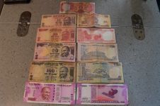 Alle erhältlichen Rupien Noten, es fehlen die 500er und 1000er