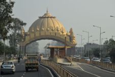Amritsars pompöses Eingangstor über die Grand Trunk Road