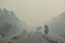 Unter Smog Delhi entgegen