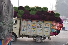 Lieferwagen bis zum Anschlag mit Textilrollen beladen