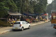 Blumenverkaufsstände an einer Kreuzung in Janakpuri