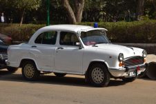 Ein guter, alter Hindustan Ambassador als Polizeiauto