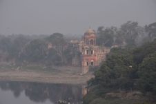 Mogulstil-Ruine am Yamuna neben dem Taj Mahal