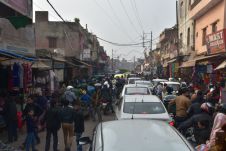 Verkehrsgedränge in einem Basar in Agra